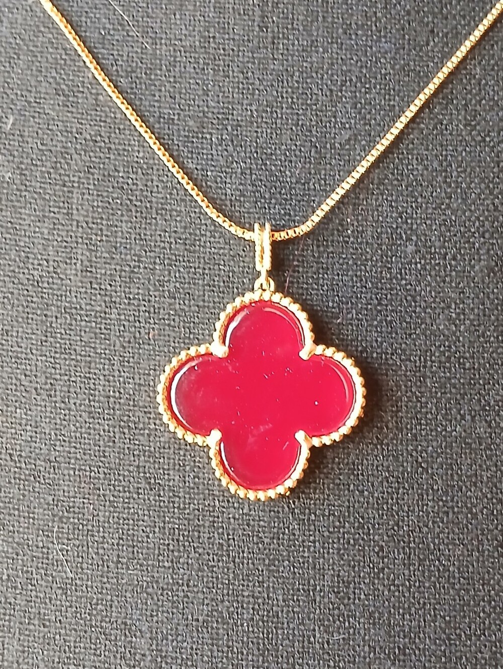 Beautiful 18 K Gold Filled Quadrafoil Imitation Coral Pendant Necklace